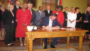 Ohio Governor John Kasich signing HB 86 on June 29, 2011. (Source: CSG Justice Center)